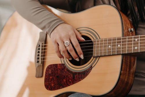 游鸿明《国王的新歌吉他谱》-E调-玩易吉他